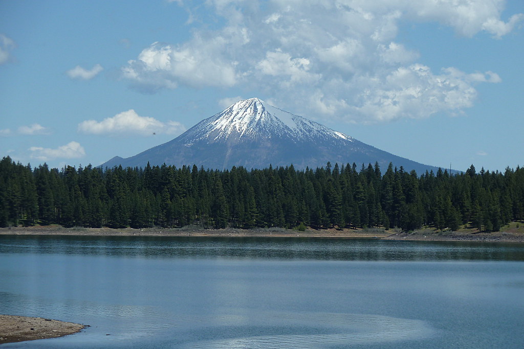 Mt McLoughlin over Howard Prairie Lake 20140530 (3) Flickr