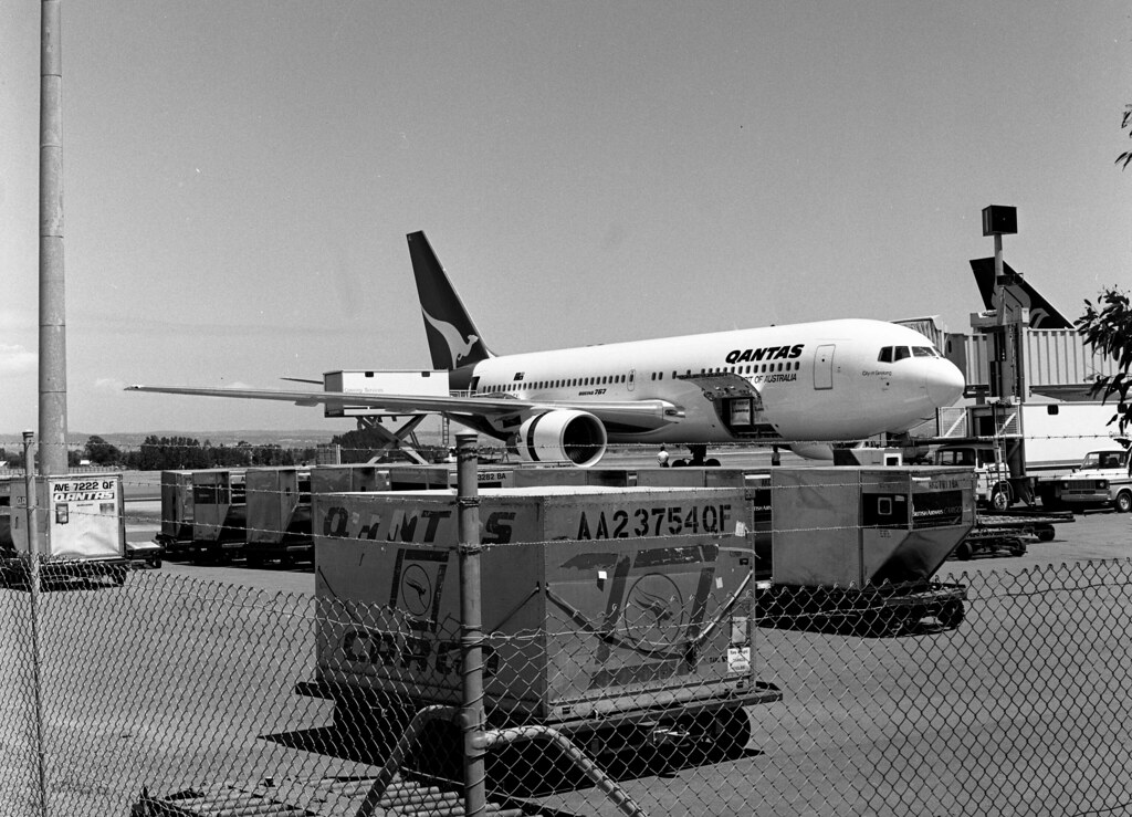 Adelaide Airport (ADL) 1986 QANTAS Boeing 767 VHEAL 'City… Flickr