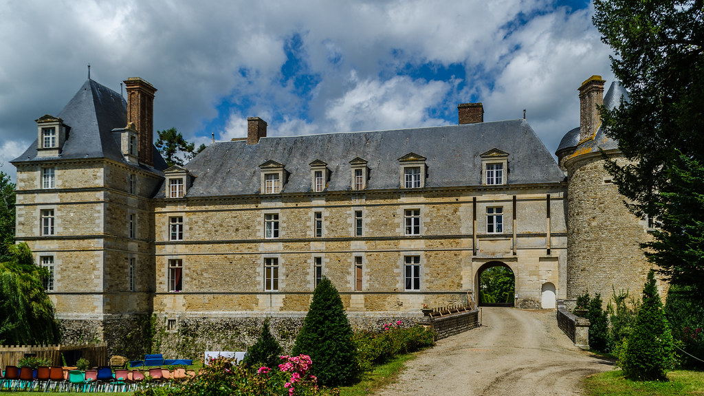 Château de Sainte Hermine La construction débute au XIIIèm… Flickr
