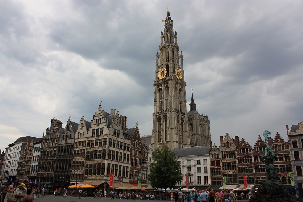 Antwerpen/Juli Samstag, 19. Juli. Eine Runde durch Antwerp… Julia