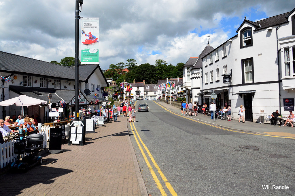 LLangollen view of the road that takes you over the Dee Br… Flickr