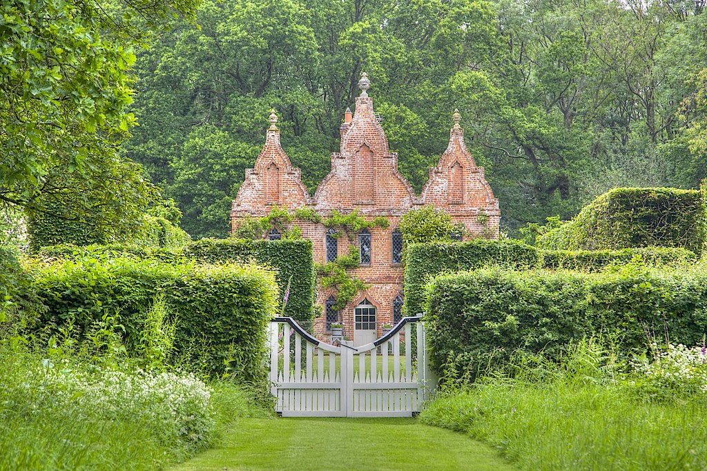 Odiham, Hampshire The garden at King Henry's Hunting Lodge… Flickr