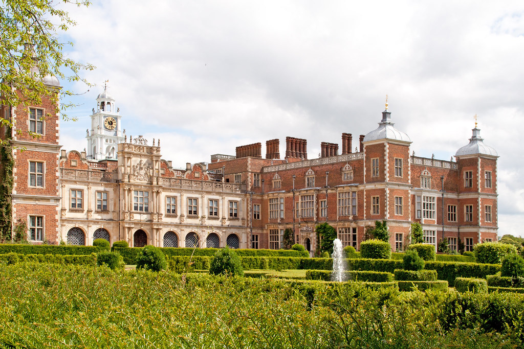 Hatfield House Hatfield House is set in a large park, the … Flickr