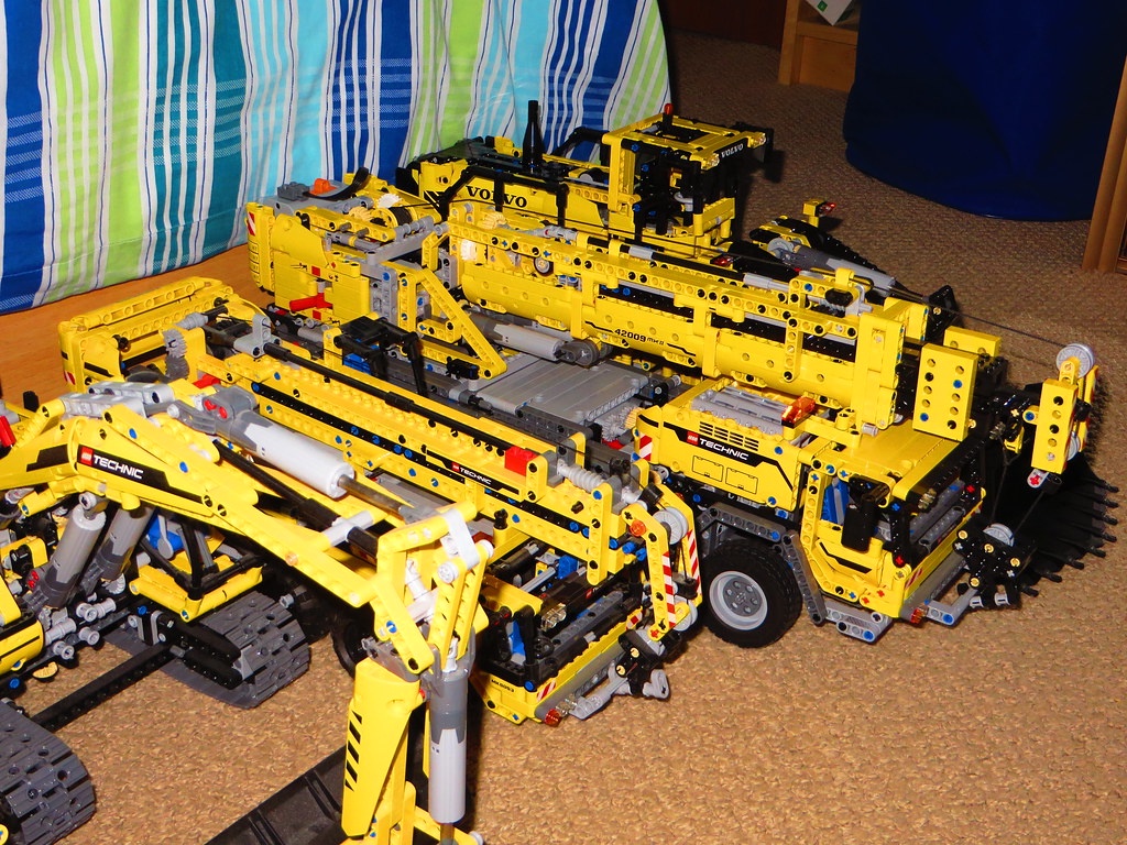 LEGO Technic Big Yellow Machines a photo on Flickriver