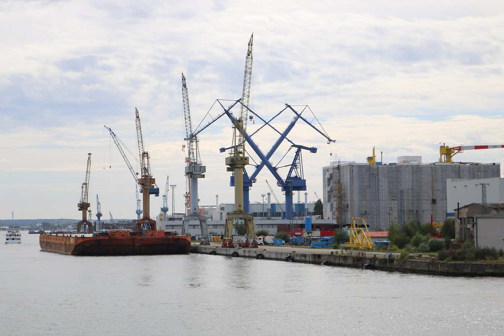 Rostock Kräne und Barge der Nordic Yards Werft in Warnemü… Flickr