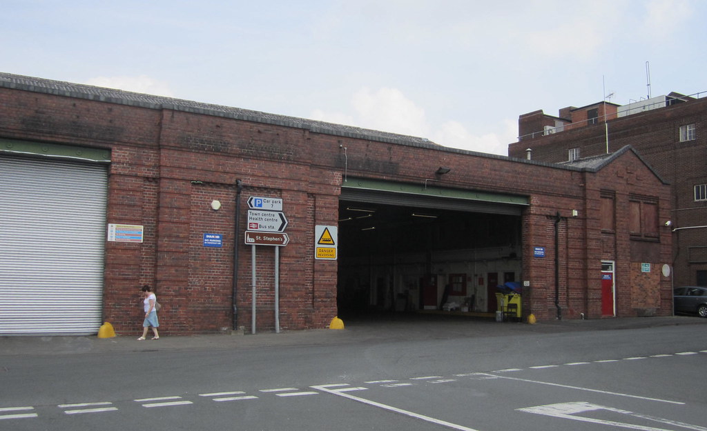 Redditch former Midland Red garage (RH) now Diamond (Rot… Flickr