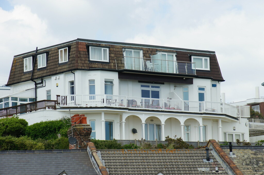 Pine Lodge (Mount Stuart, Pine Beach Hotel), 31 Spa Road