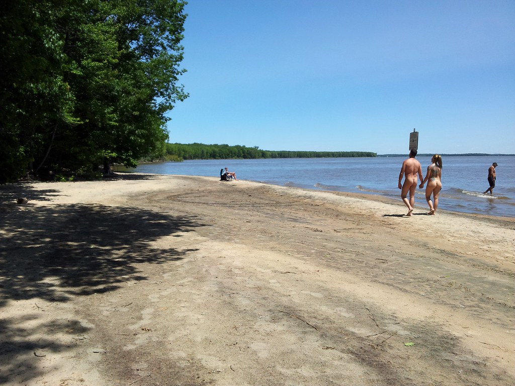 Un Couple Marchant Tout Nu, Au Bord Du Lac Des DeuxMontag… Flickr