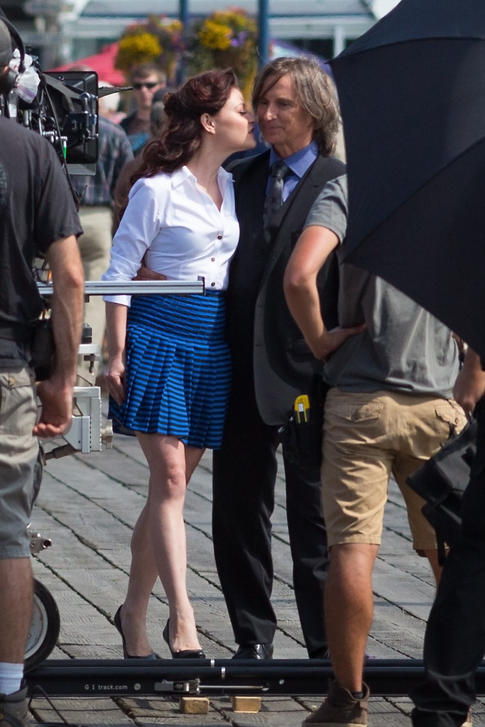 Once Upon A Time Rumpelstiltskin And Belle Kiss