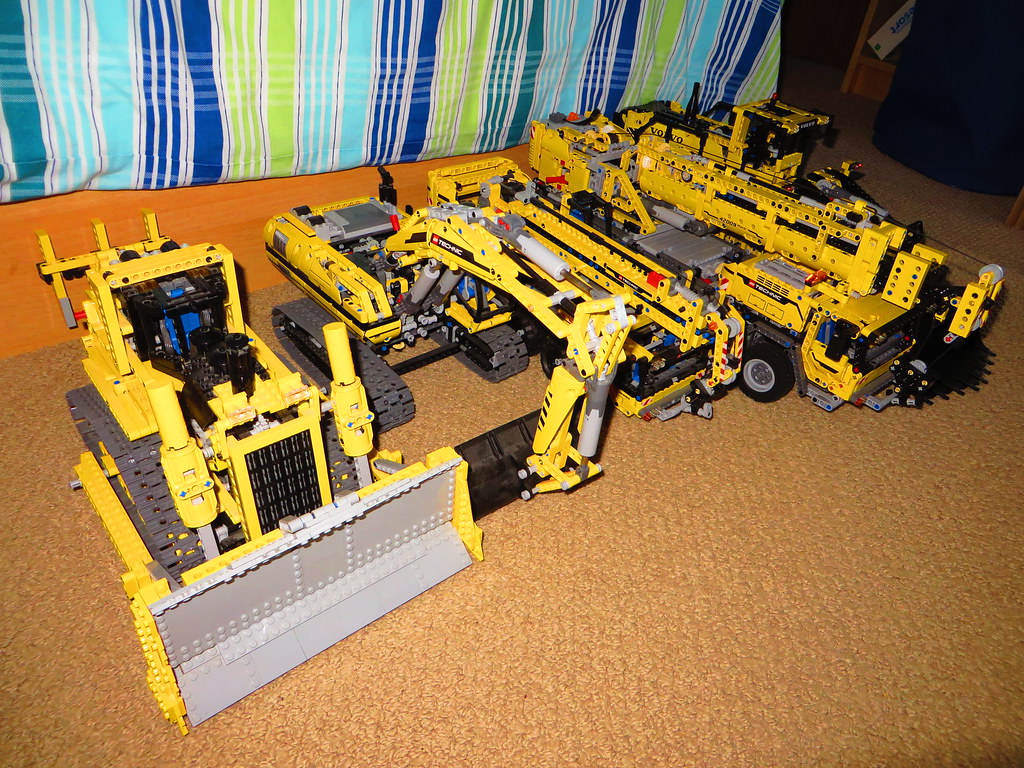 LEGO Technic Big Yellow Machines a photo on Flickriver