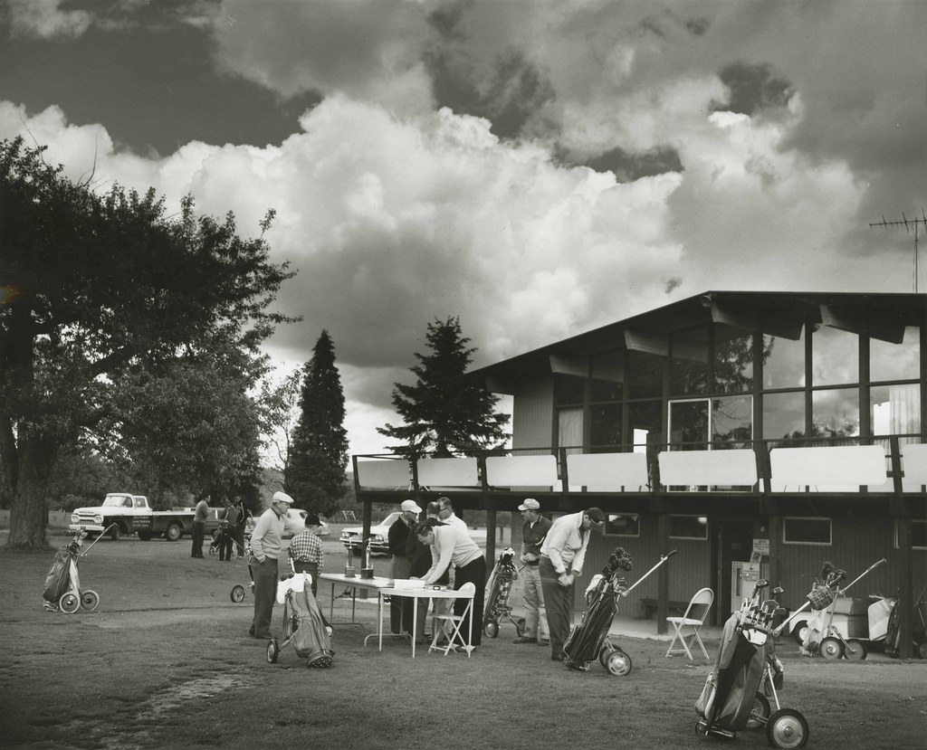 PPL00298 Linden Golf Course Golfers stand near gold bags… Flickr