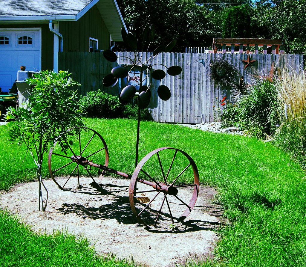 Lawn ornaments, Wayne Ali Eminov Flickr