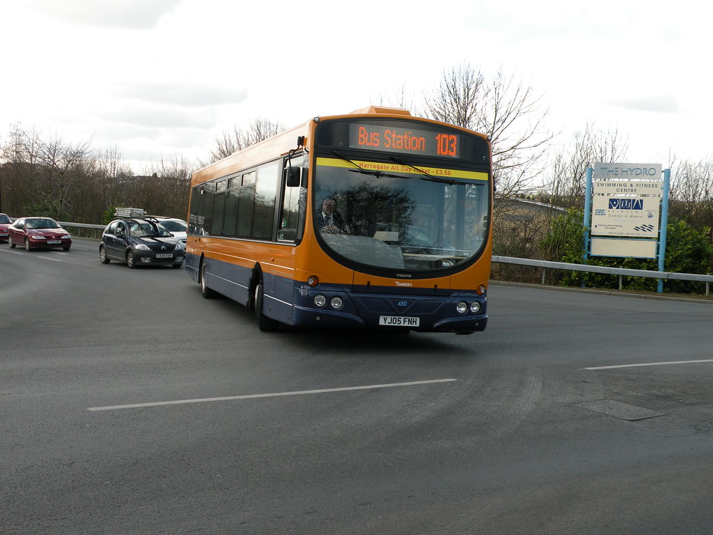 Harrogate bus 450 at Jennyfield Drive, 2009 Keith Edkins Flickr
