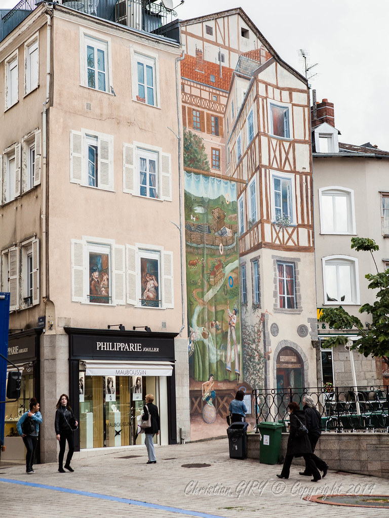 Limoges, les Halles. Devant le marché couvert de Limoges. Christian