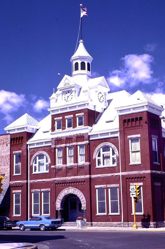 City Hall, New London, Wisconsin the blue car indicates th… Flickr