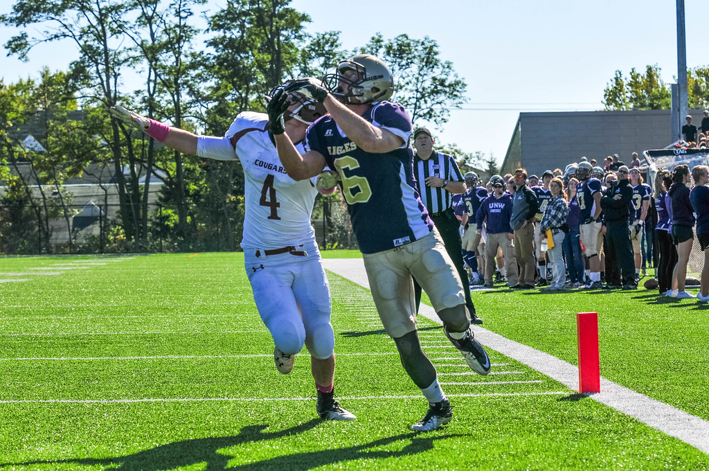 Football 2014 MN Morris UNW516.jpg Channing Smith Flickr