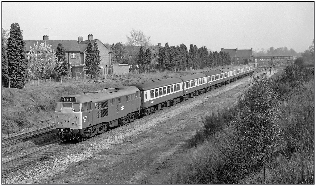 31257 at Bentley Heath Speeding past Mill Lane crossing is… Flickr