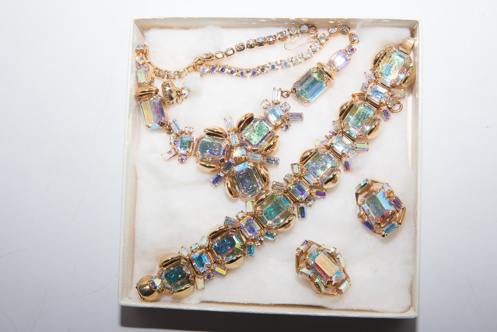 Vintage jewelry photos Pictures of vintage jewelry. vintag… Flickr