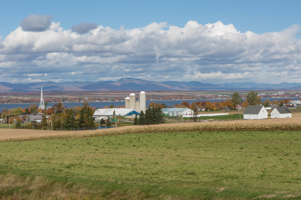 StMicheldeBellechasse En arrièreplan du village, le fl… Flickr
