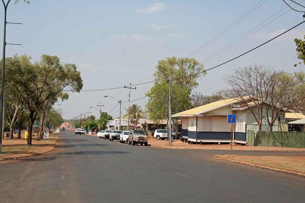 20141001_6028 Halls Creek main street At modern Halls Cree… Flickr
