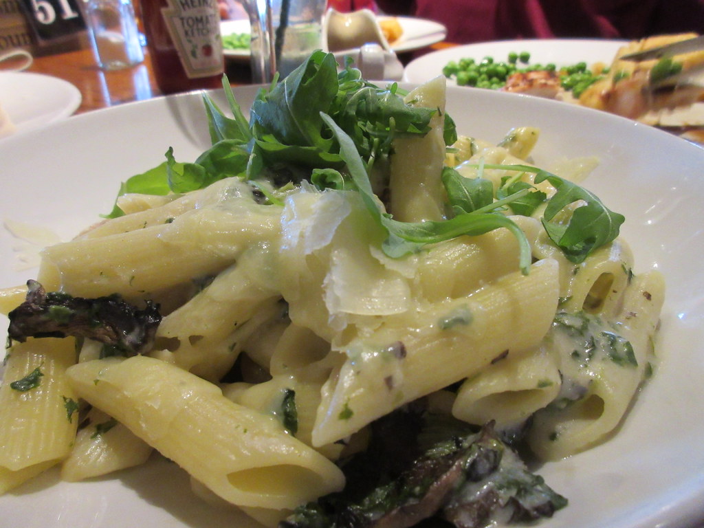 Goats’ Cheese, spinach and portobello mushroom penne pasta… Flickr