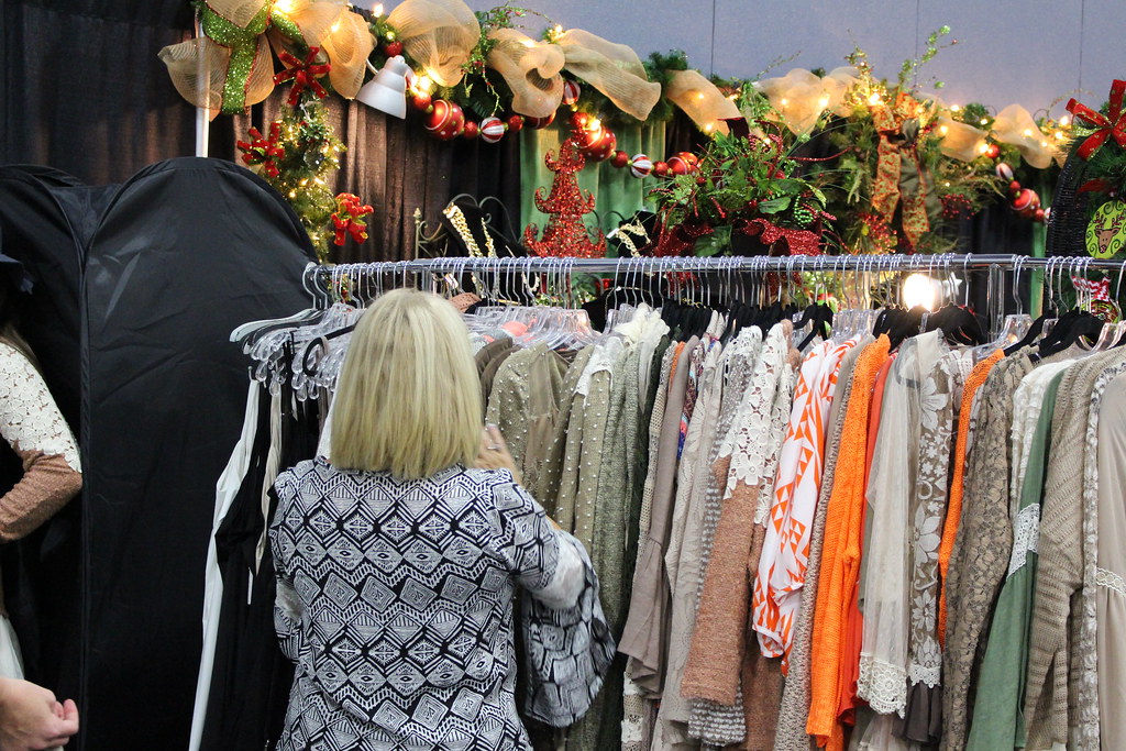 Tinsel and Treasure 2014 People shopping on Saturday of 20… Flickr