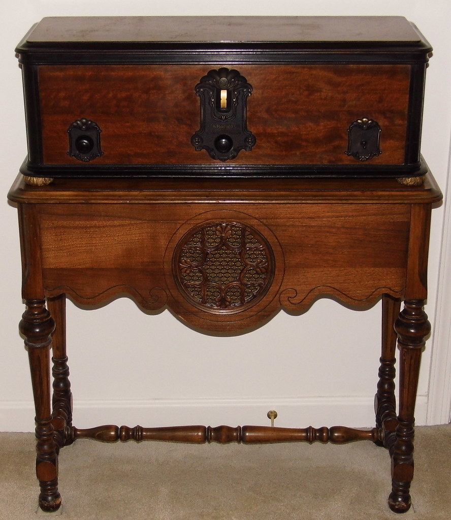 Vintage Radiola 60 Table Radio Sitting On A Radio Table, A… Flickr