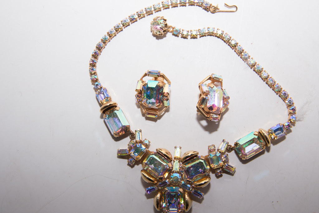 Vintage jewelry photos Pictures of vintage jewelry. vintag… Flickr