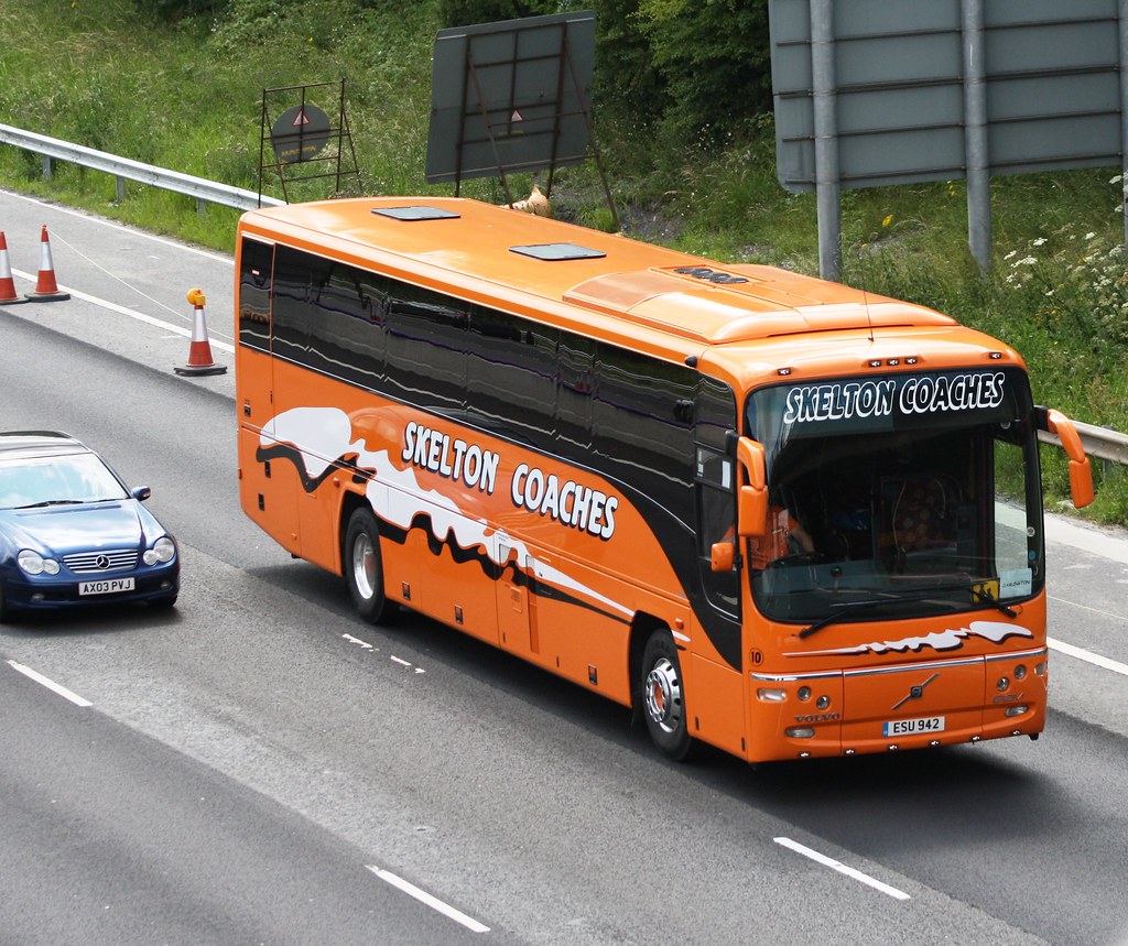Skelton Coaches Skelton ESU942 on the M1 nr Sheffield. C… Flickr