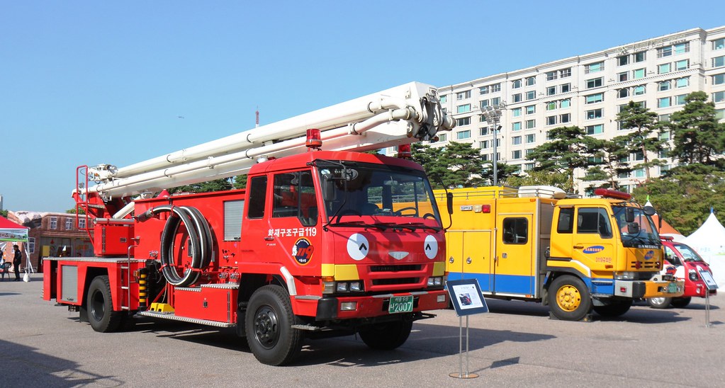 IMG_7725 Fire engines in Yeouido Park, Seoul, Korea OZinOH Flickr