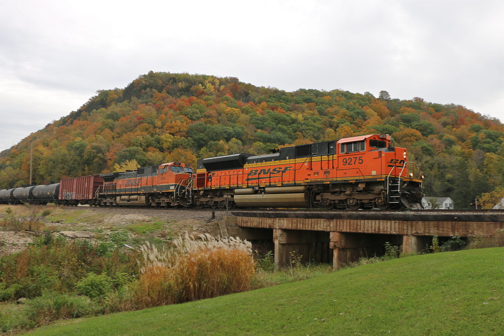 Glen Haven, Wisconsin BNSF 9275 leads an eastbound oil tra… Flickr