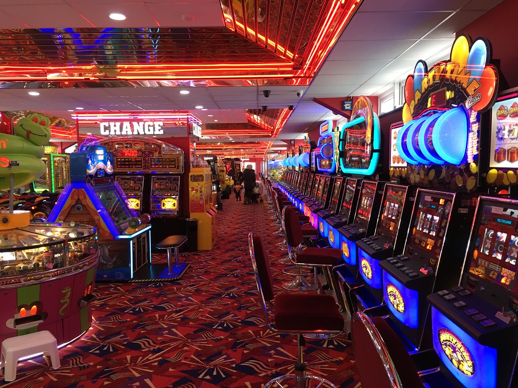 Paignton Pier and The Spinning Wheel (pub) March 2017 Flickr