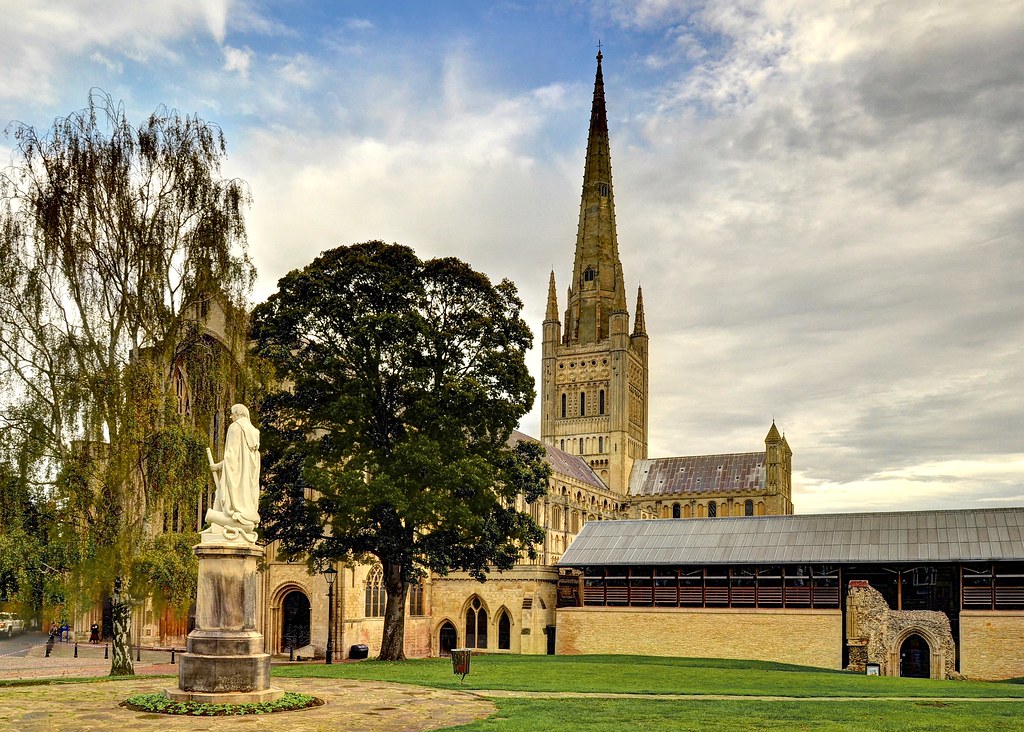 The Close, Norwich Cathedral The Upper Close at Norwich Ca… Flickr