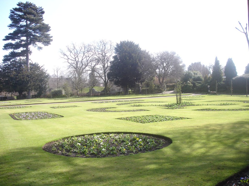 DSC00148 gardens in Bury St. Edmunds Thom kIRBY Flickr