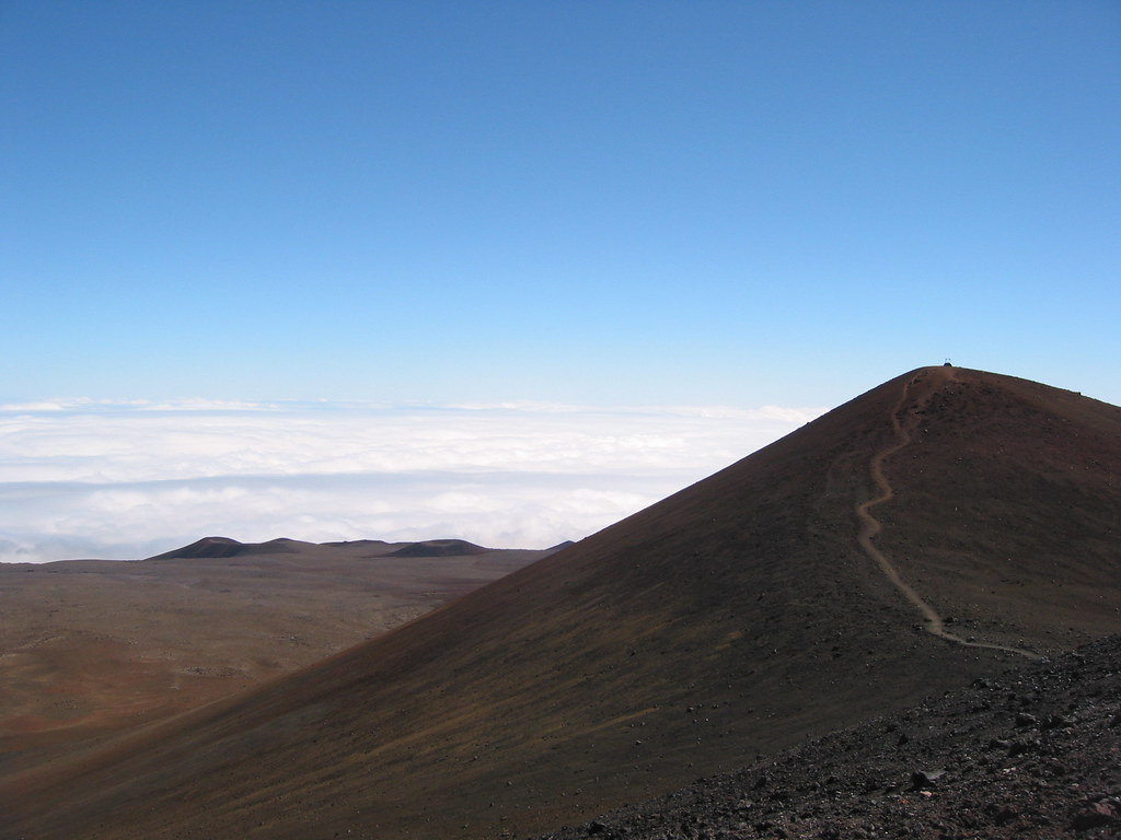 Mauna Kea Summit At an altitude of about 4200m (14000ft) y… Flickr