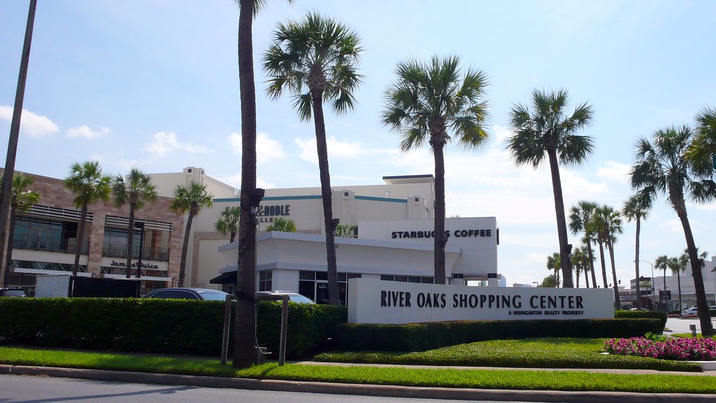River Oaks Shopping Center Looks like LA! Matthew Rutledge Flickr