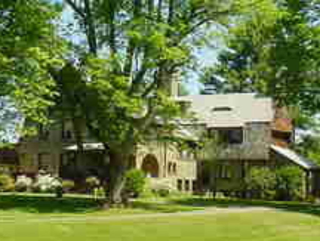 Tianderah This small mansion in Gilbertsville, New York is… Flickr
