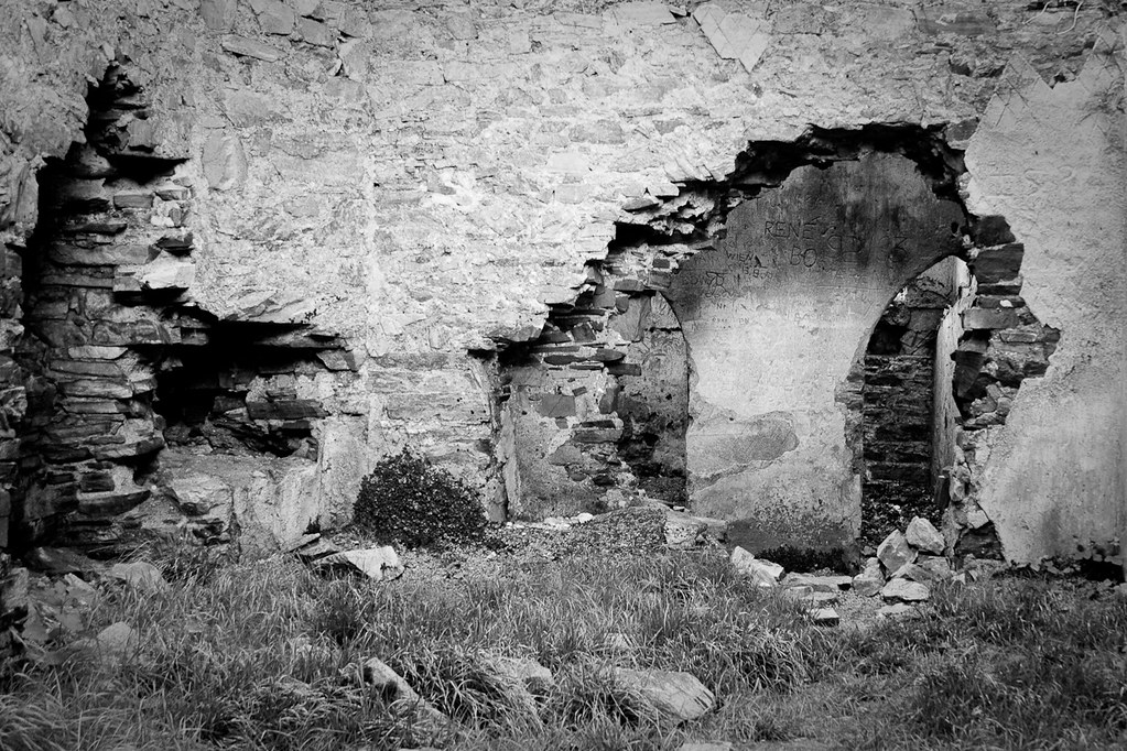 Inside Clifden Castle Holes In The Walls Kara Nagai Flickr