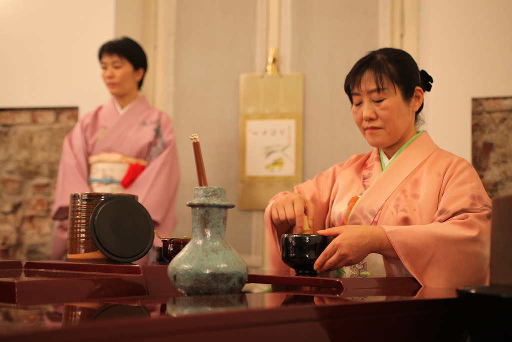 Japanese tea ceremony Japanese tea ceremony at Japanese Te… Flickr