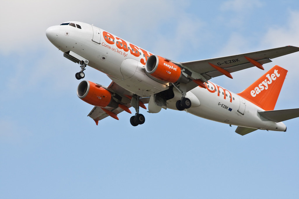 easyJet take off easyJet Airbus taking off from London's G… Flickr