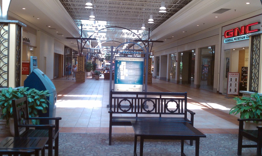 College Square Mall Cedar Falls (Waterloo), Iowa GNC /… Flickr