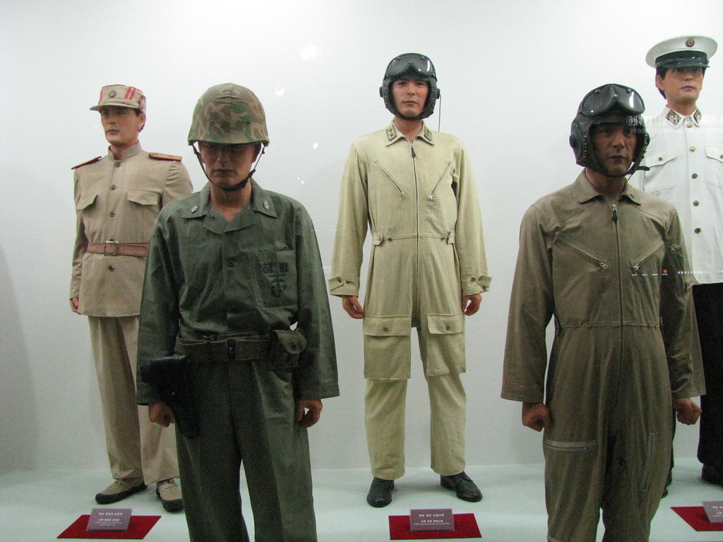 Korean War Uniforms The front row is the ROK and the back … Flickr