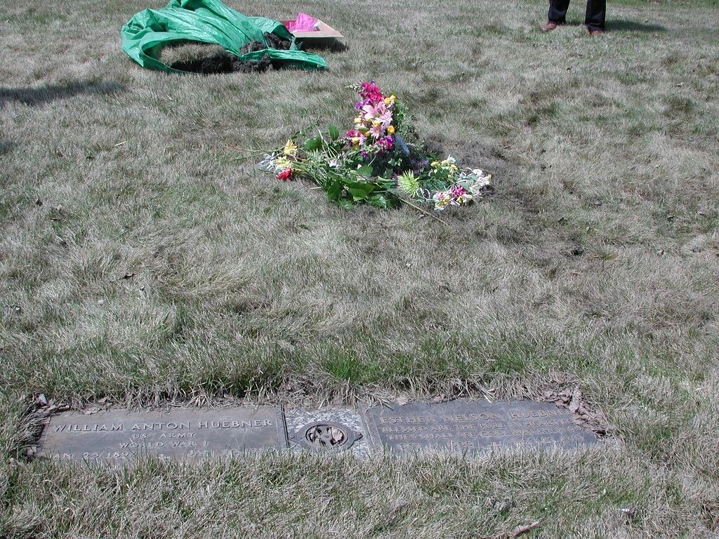 DSCN0924 At the graveside, Memorial Gardens, Moorhead. Gra… Flickr