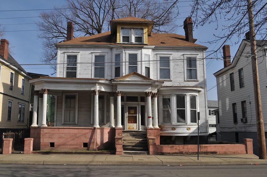 Wheeling Island This is a big house on Wheeling Island neshachan