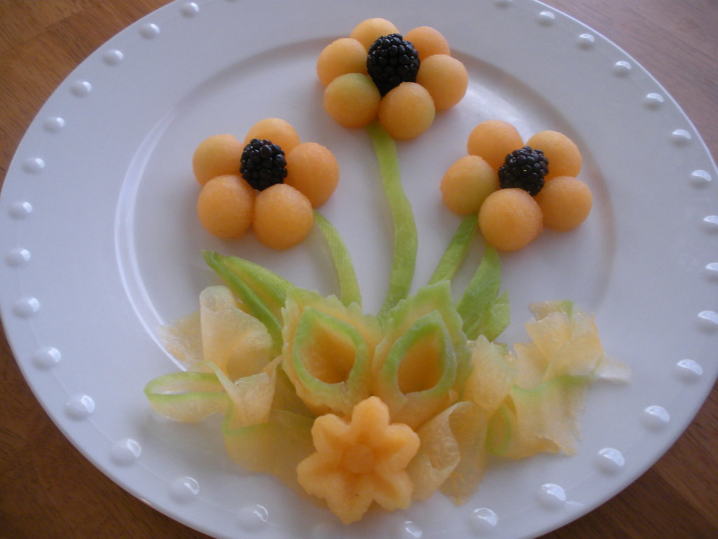 Melon Daisy A melon balls and blackberries design of daisy… Flickr