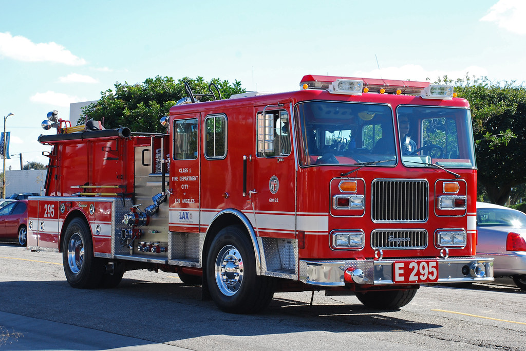 LAFD Seagrave pumper providing rescue services at Los Ange… Flickr