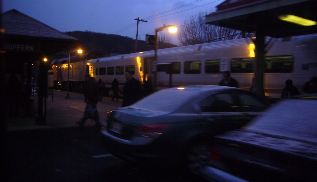 Rush hour at Suffern as the crowd arrives home from train … Flickr