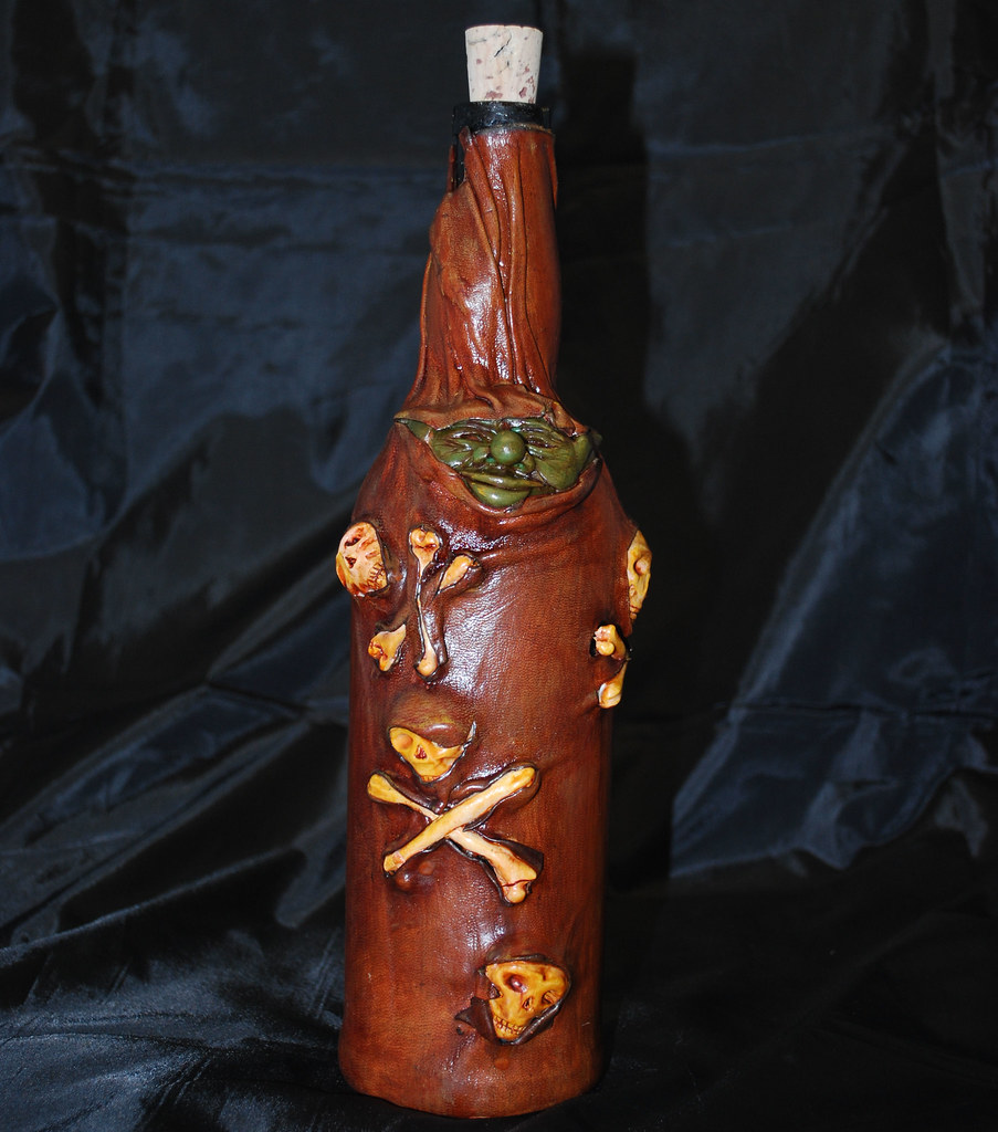 Skull1May09 Skull and Cross bone Bottle. This is 2 in the… Flickr