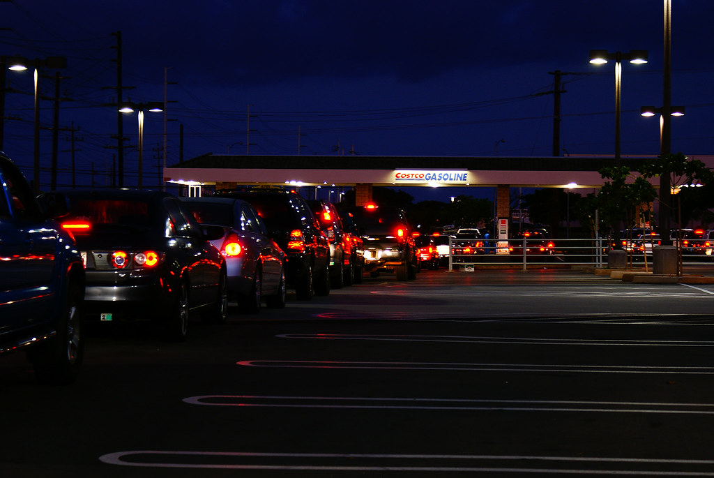 2/27/10 Hawaii Tsunami Warning Costco gas station RJustin Flickr