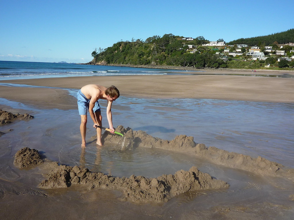 Digging a hot pool at Hot Water Beach, Coromandel Peninsul… Flickr